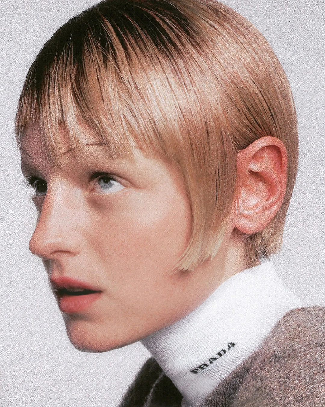 《王冠》戴安娜王妃演員曝最新雜誌 帥氣又古靈精怪