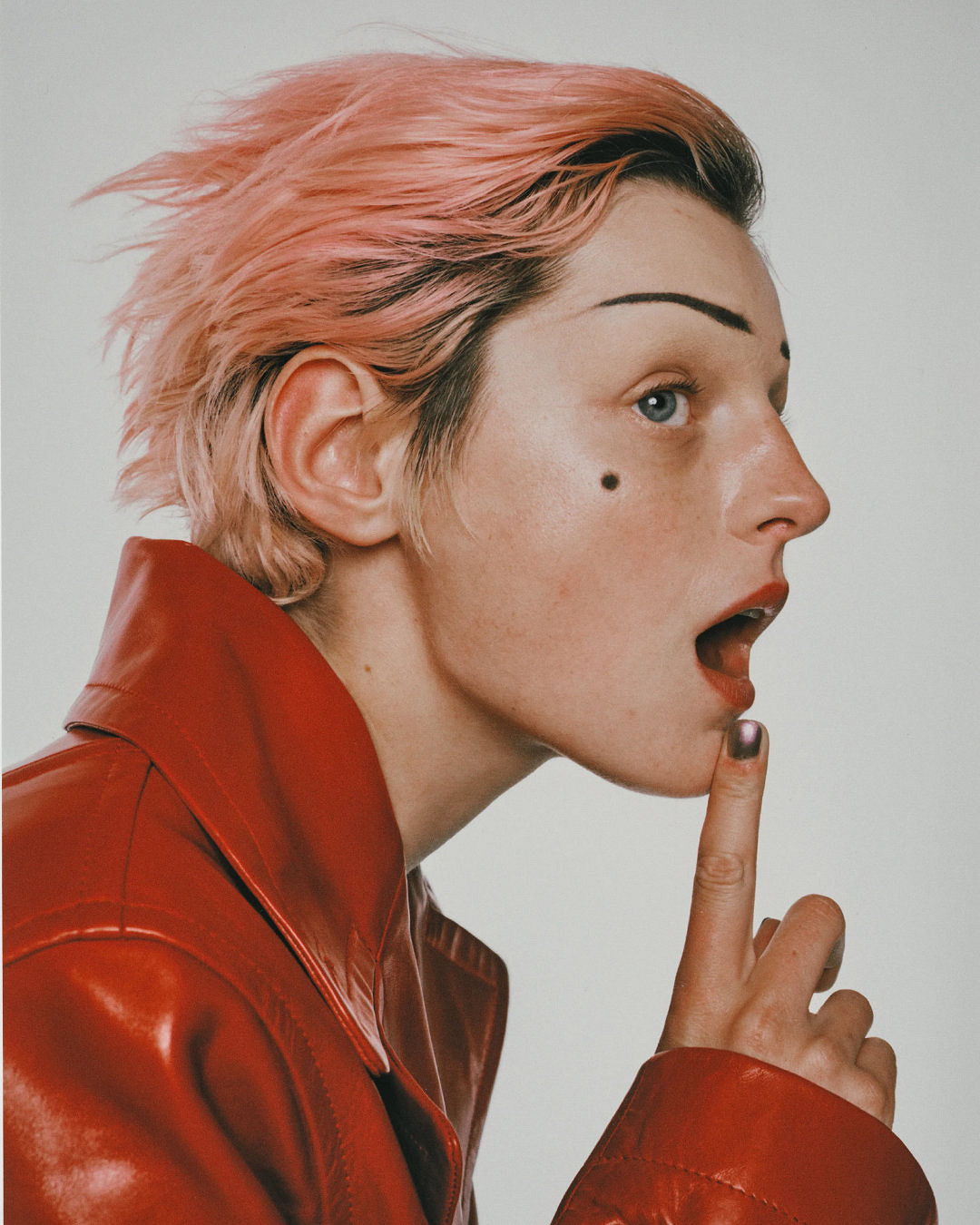 《王冠》戴安娜王妃演員曝最新雜誌 帥氣又古靈精怪