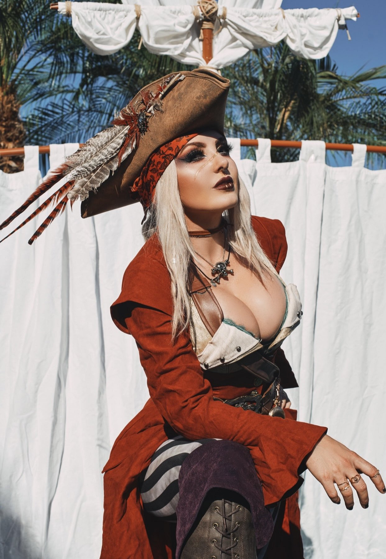 《沉默之丘》三角頭性轉&amp;粉色系COS：性感身材的壓迫感！