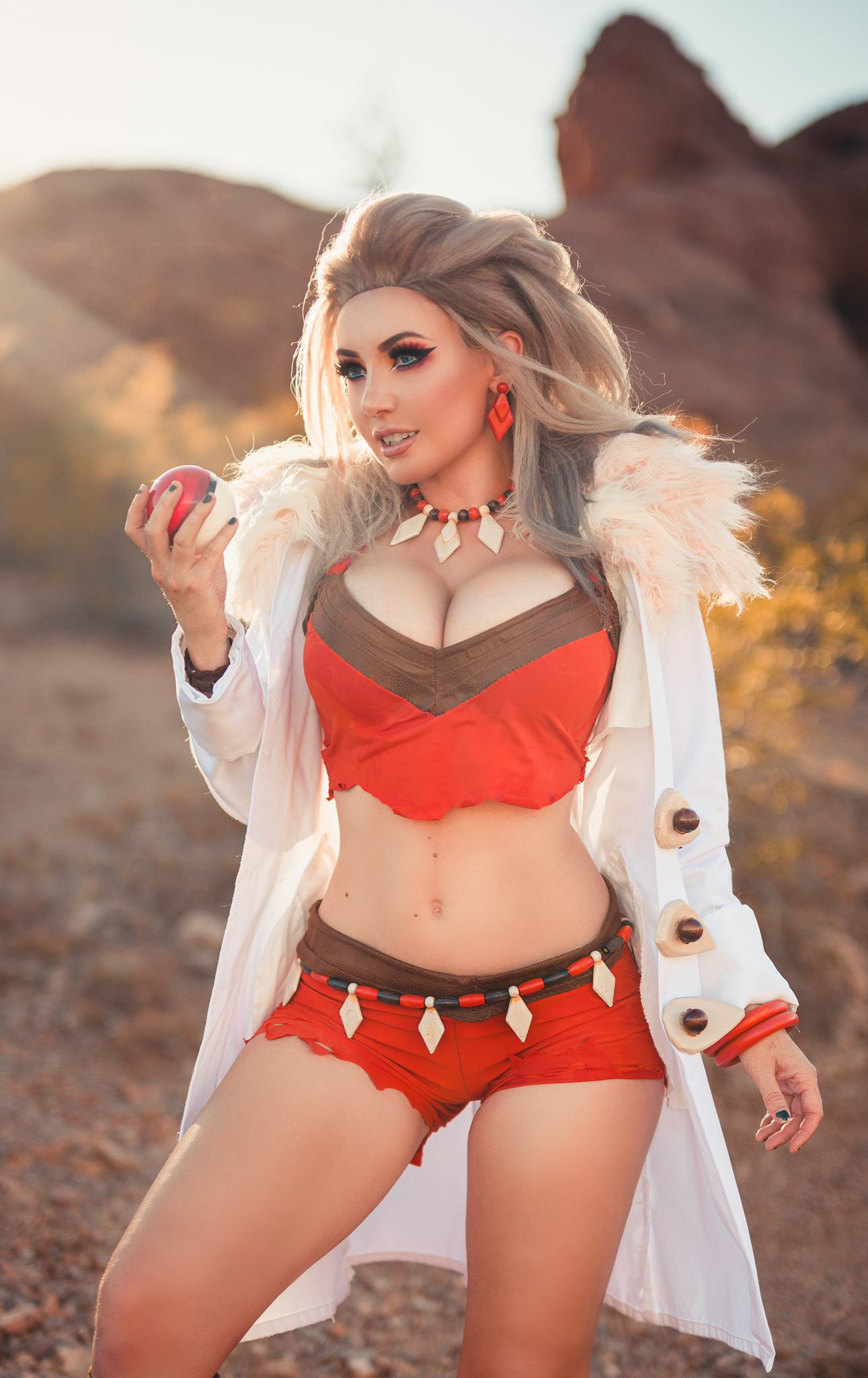 《沉默之丘》三角頭性轉&amp;粉色系COS：性感身材的壓迫感！