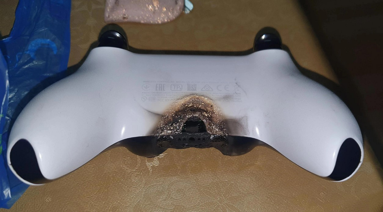 PS5手把突然自燃!國外一玩家被嚇壞 接口處被燒毀 PS5手把突然自燃!國外一玩家被嚇壞 接口處被燒毀