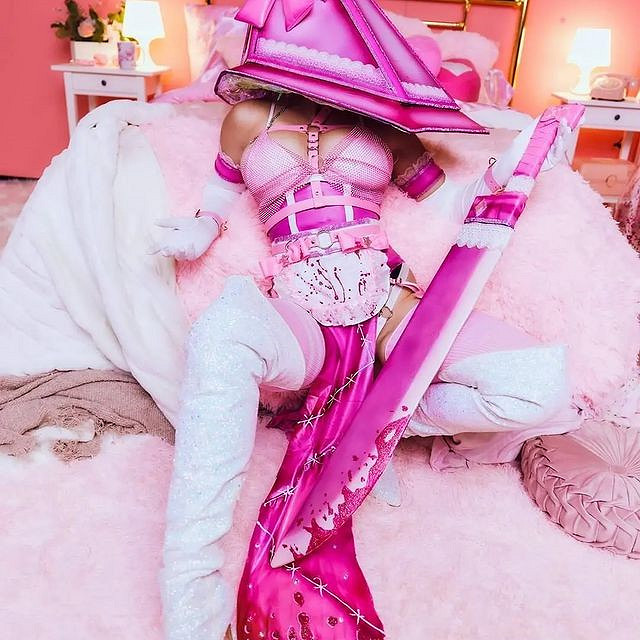 《沉默之丘》三角頭性轉&amp;粉色系COS：性感身材的壓迫感！