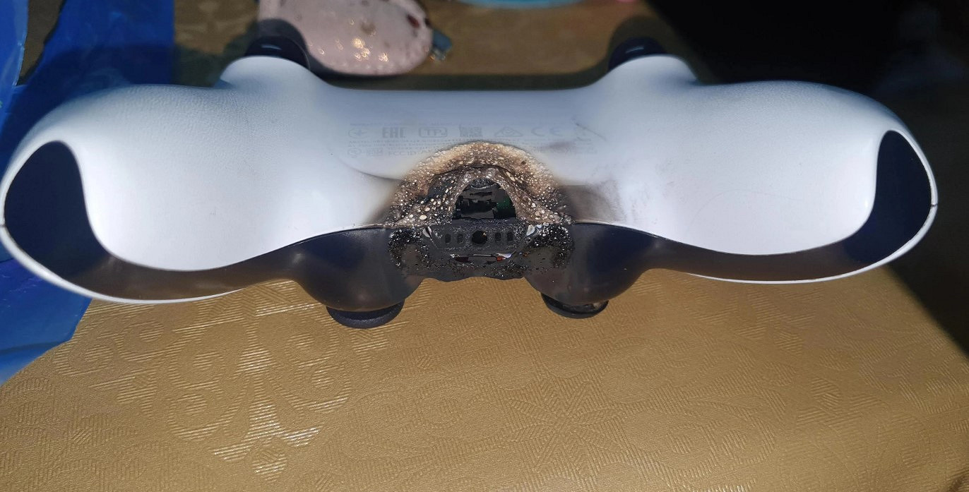 PS5手把突然自燃!國外一玩家被嚇壞 接口處被燒毀 PS5手把突然自燃!國外一玩家被嚇壞 接口處被燒毀