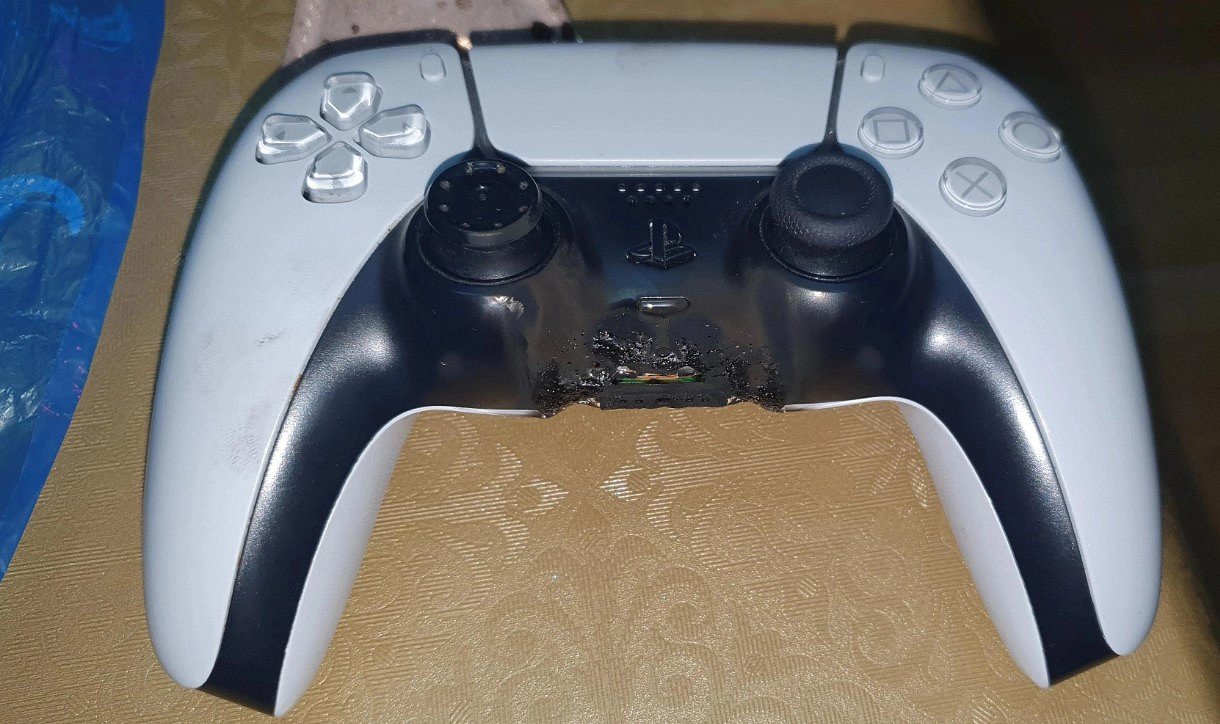 PS5手把突然自燃!國外一玩家被嚇壞 接口處被燒毀 PS5手把突然自燃!國外一玩家被嚇壞 接口處被燒毀