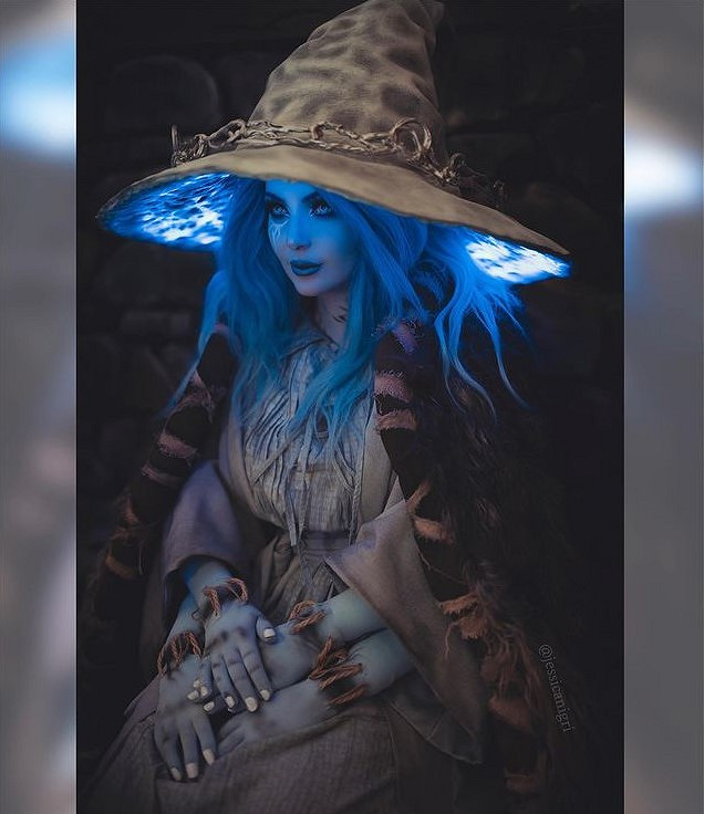 《沉默之丘》三角頭性轉&amp;粉色系COS：性感身材的壓迫感！