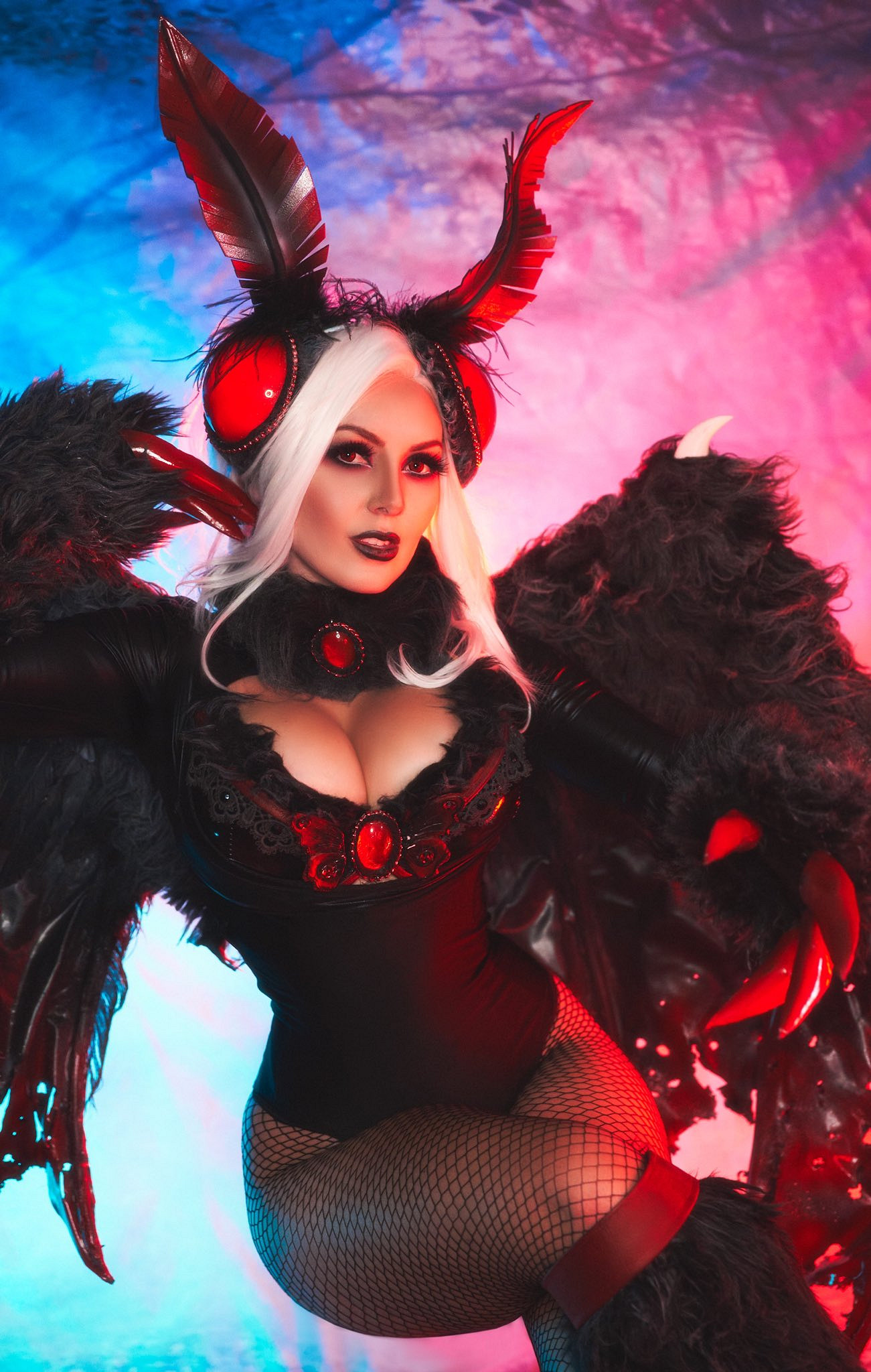 《沉默之丘》三角頭性轉&amp;粉色系COS：性感身材的壓迫感！