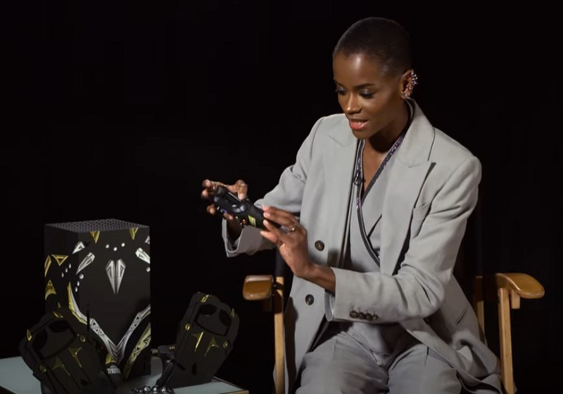 《黑豹2》女主Letitia Wright開箱限定版Xbox遊戲機