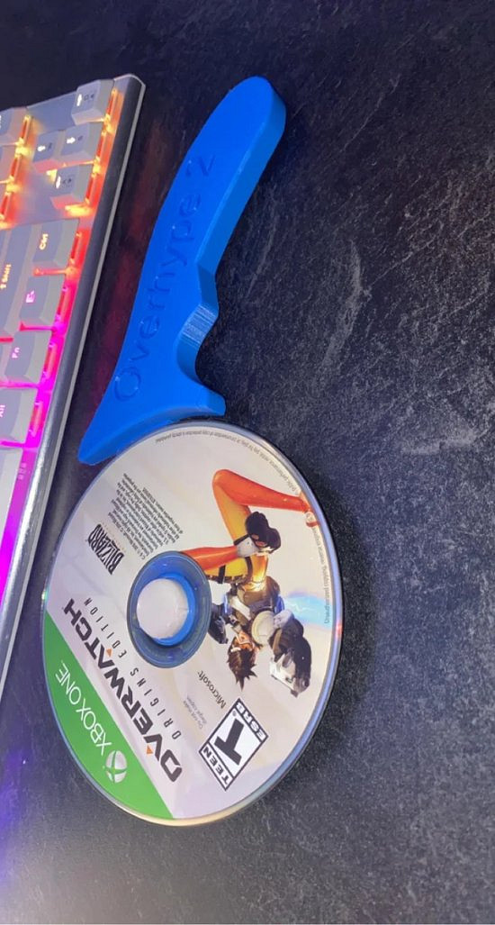 《鬥陣特攻》光碟不是廢品!網友改裝後用它來切披薩 《鬥陣特攻》光碟不是廢品!網友改裝後用它來切披薩