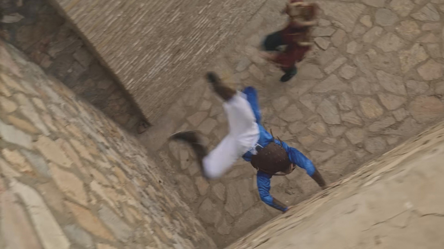 真人版《波斯王子》跑酷 主角穿梭異域建築逃避追兵 真人版《波斯王子》跑酷 主角穿梭異域建築逃避追兵