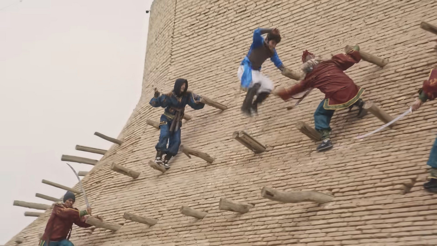 真人版《波斯王子》跑酷 主角穿梭異域建築逃避追兵 真人版《波斯王子》跑酷 主角穿梭異域建築逃避追兵