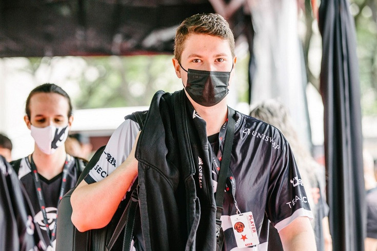 玻璃房外的挑戰者，冠軍盾後的女菩薩