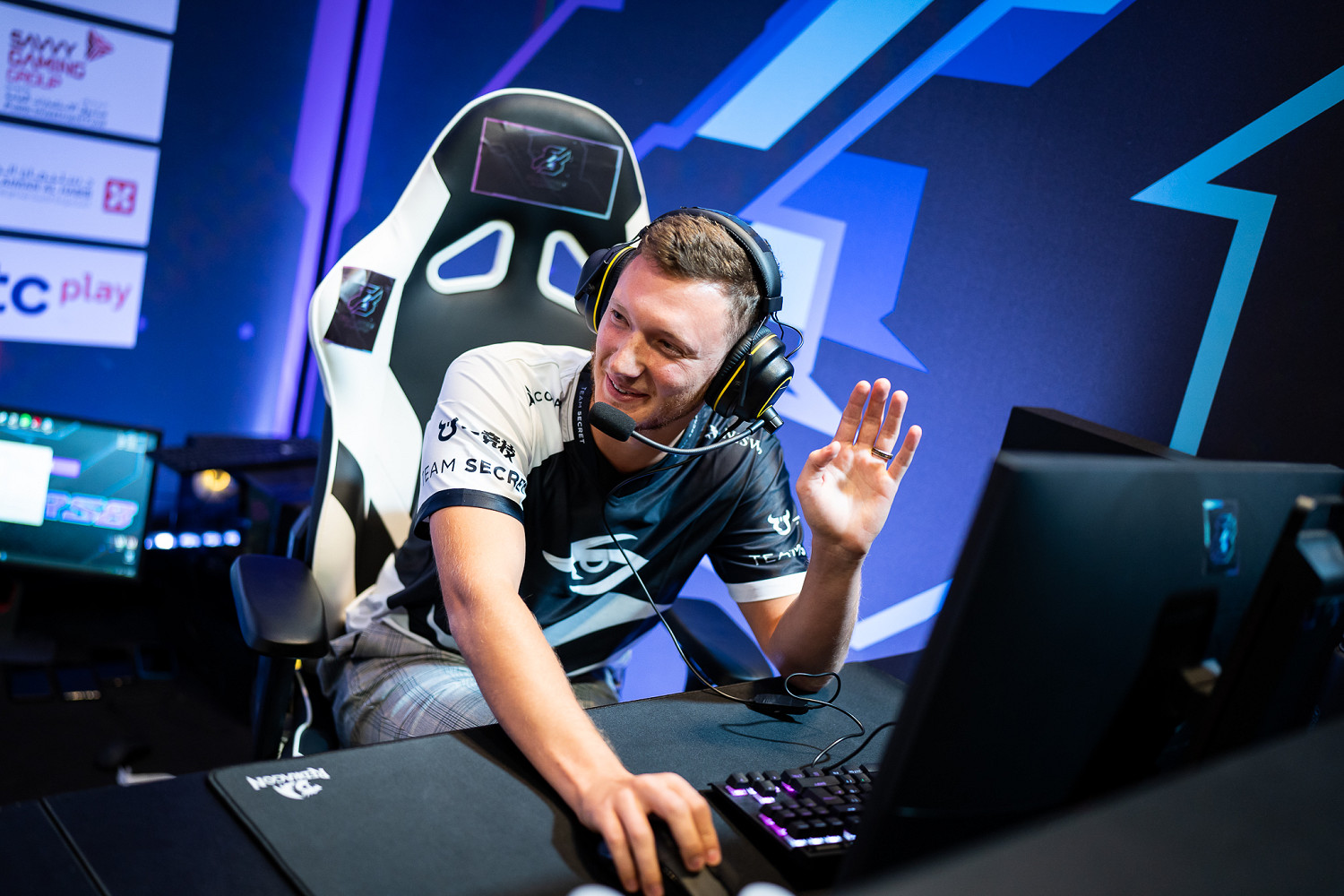 玻璃房外的挑戰者，冠軍盾後的女菩薩