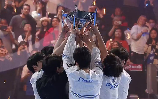 玻璃房外的挑戰者，冠軍盾後的女菩薩