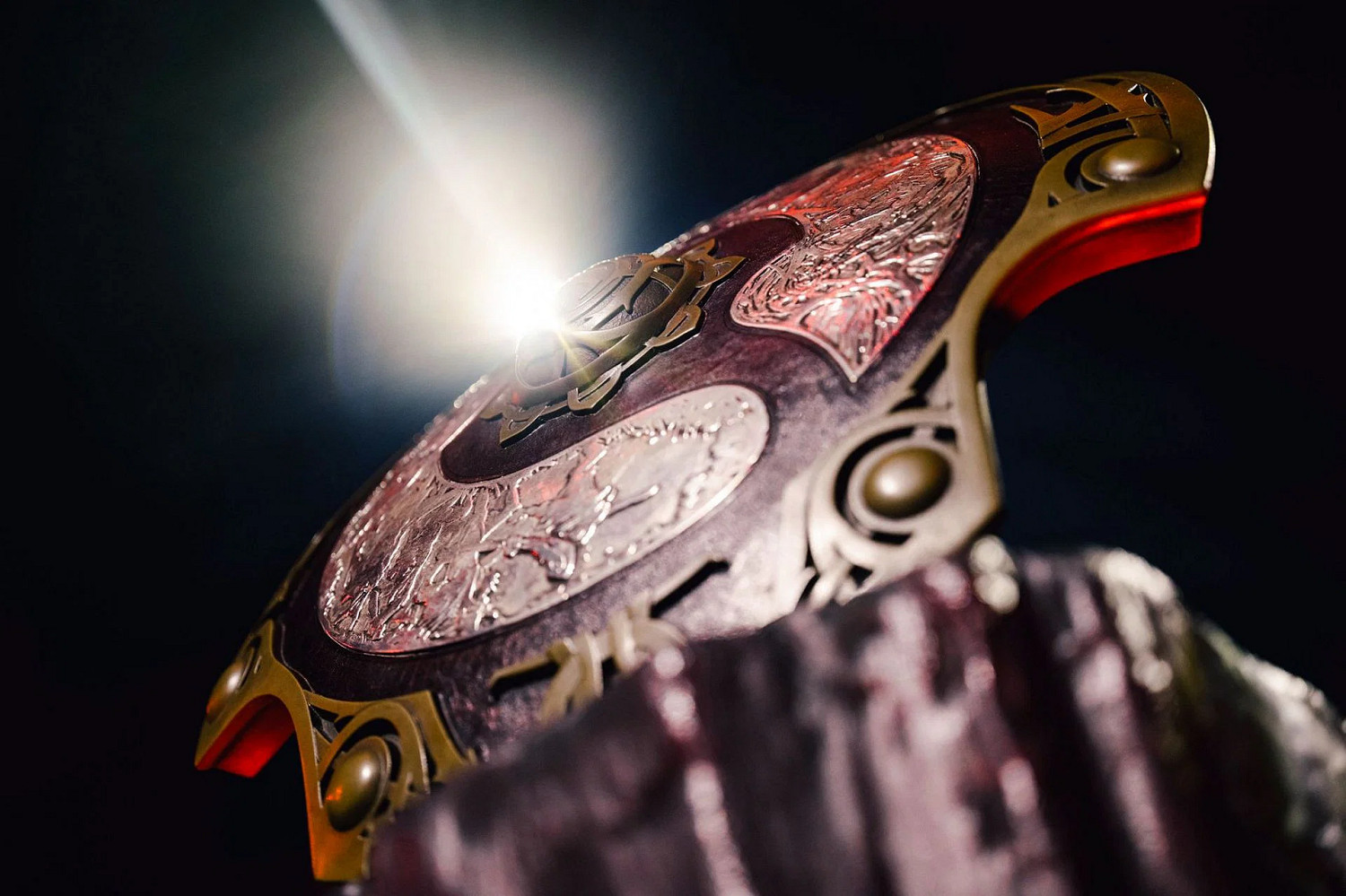 玻璃房外的挑戰者，冠軍盾後的女菩薩