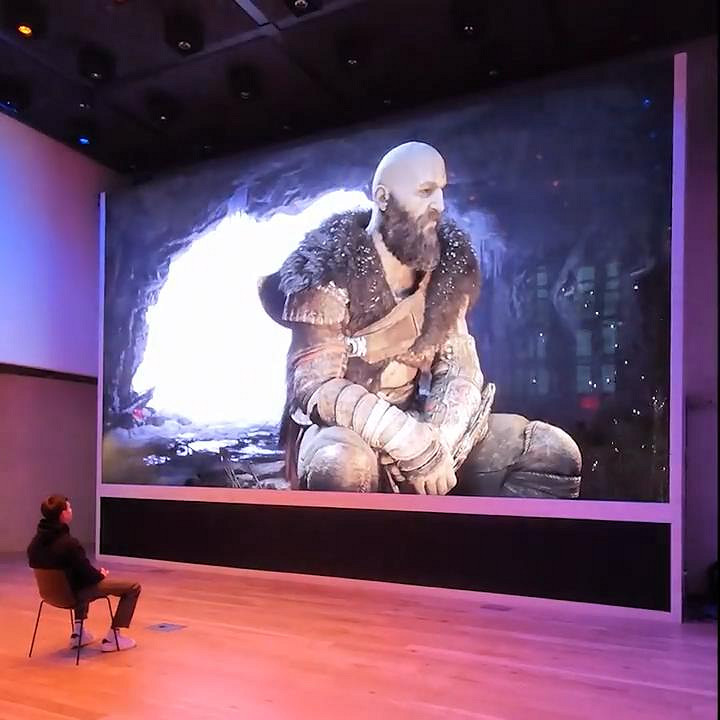 超巨大螢幕玩《戰神：諸神黃昏》 奎爺很大你忍一下