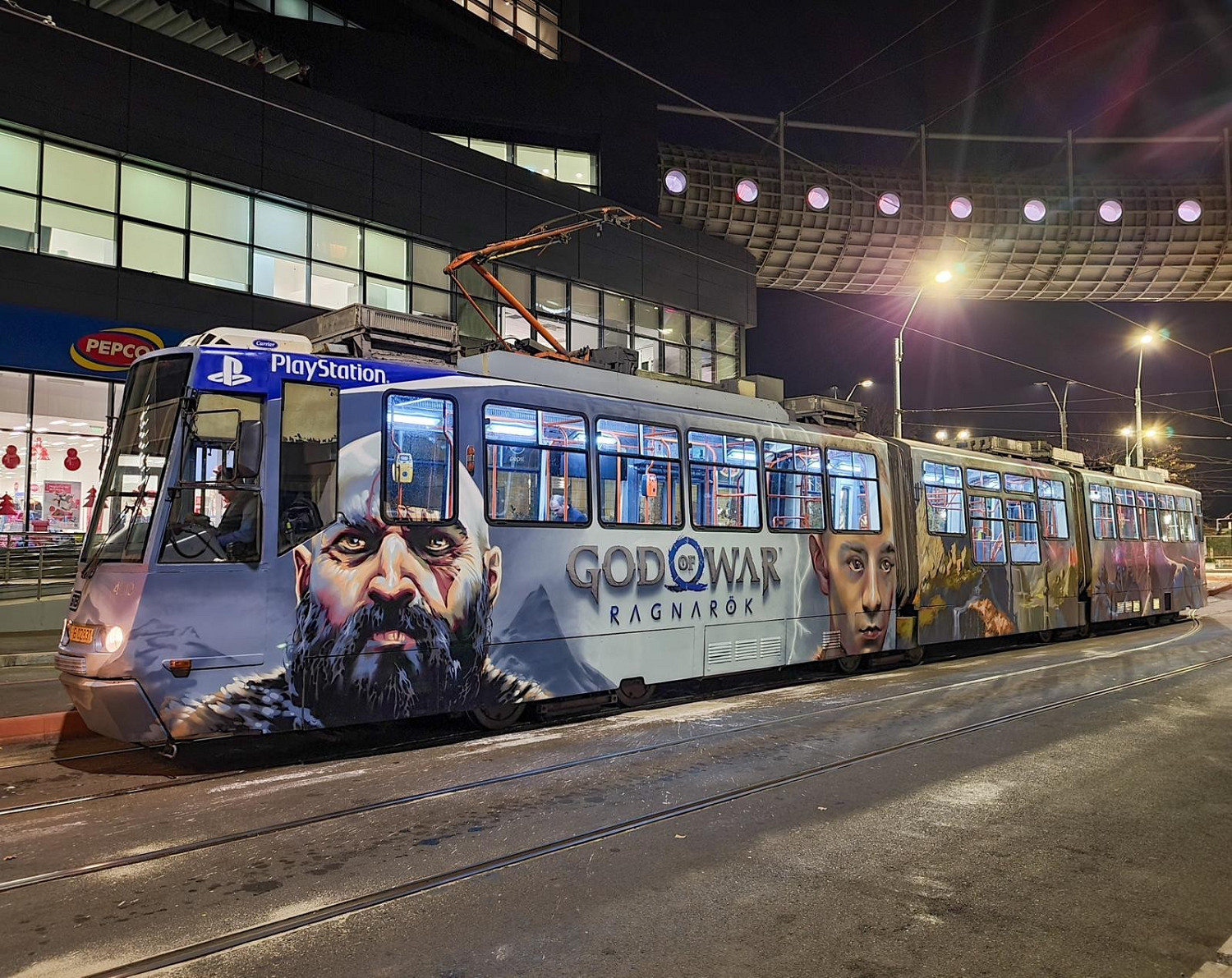 國外電車車身驚現《戰神5》巨幅繪畫!竟然是粉絲作品 國外電車車身驚現《戰神5》巨幅繪畫!竟然是粉絲作品