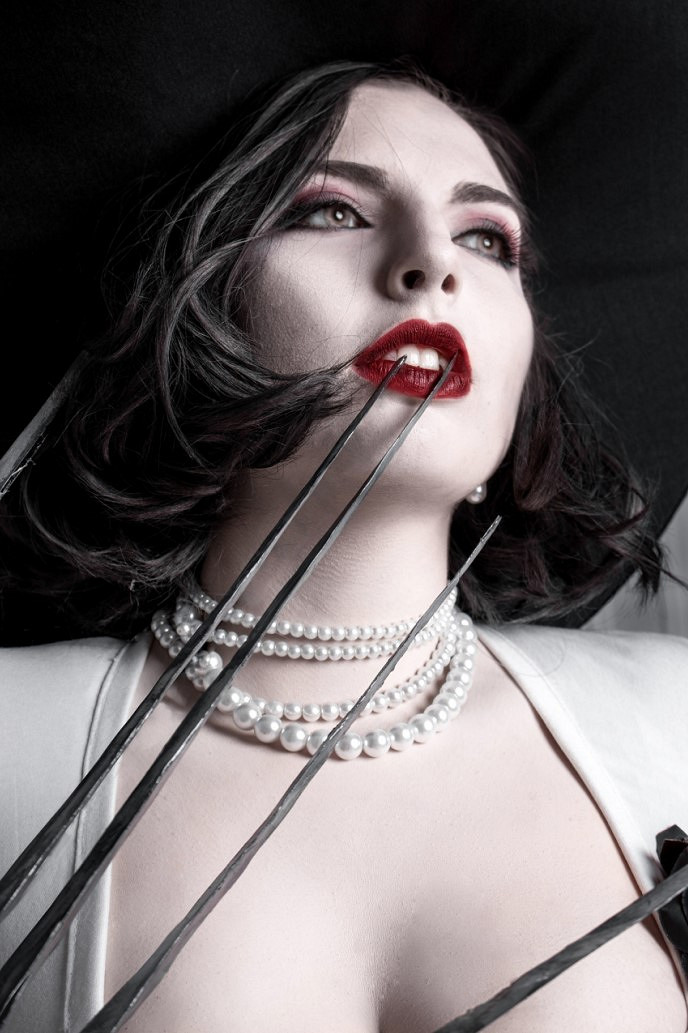 俄妹COS《生化8》黑色禮服版吸血鬼夫人：壓迫感十足