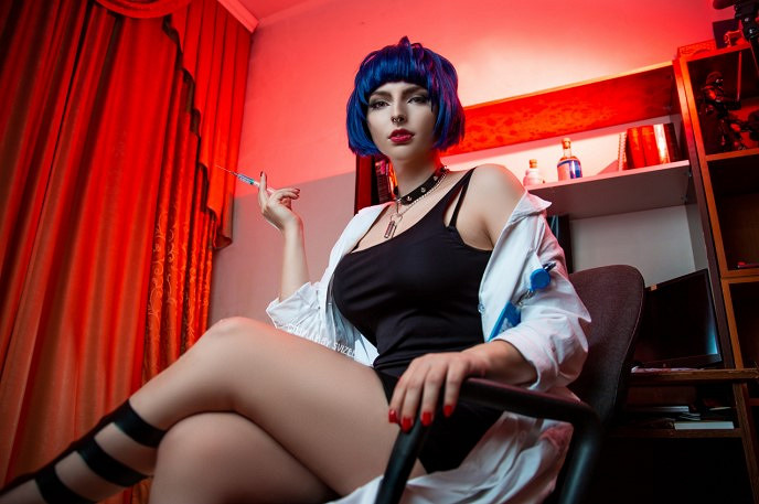 俄妹COS《生化8》黑色禮服版吸血鬼夫人：壓迫感十足