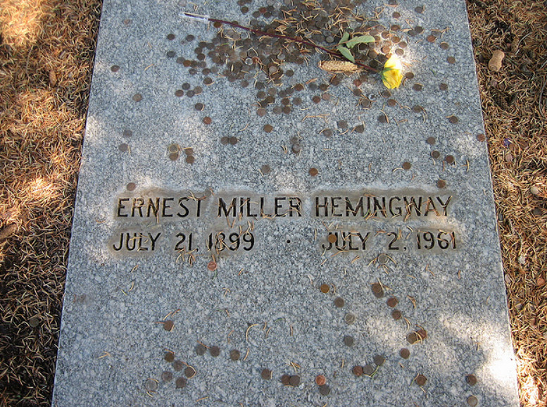 老二次元已經開始研究骨灰盒上雕點啥了