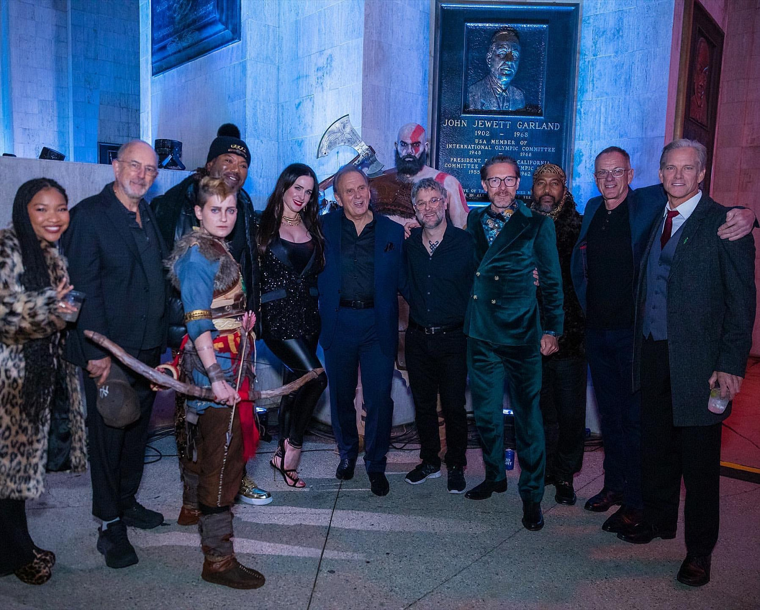 《戰神:諸神黃昏》黑妹演員曬幕後照 體態豐滿笑容燦爛