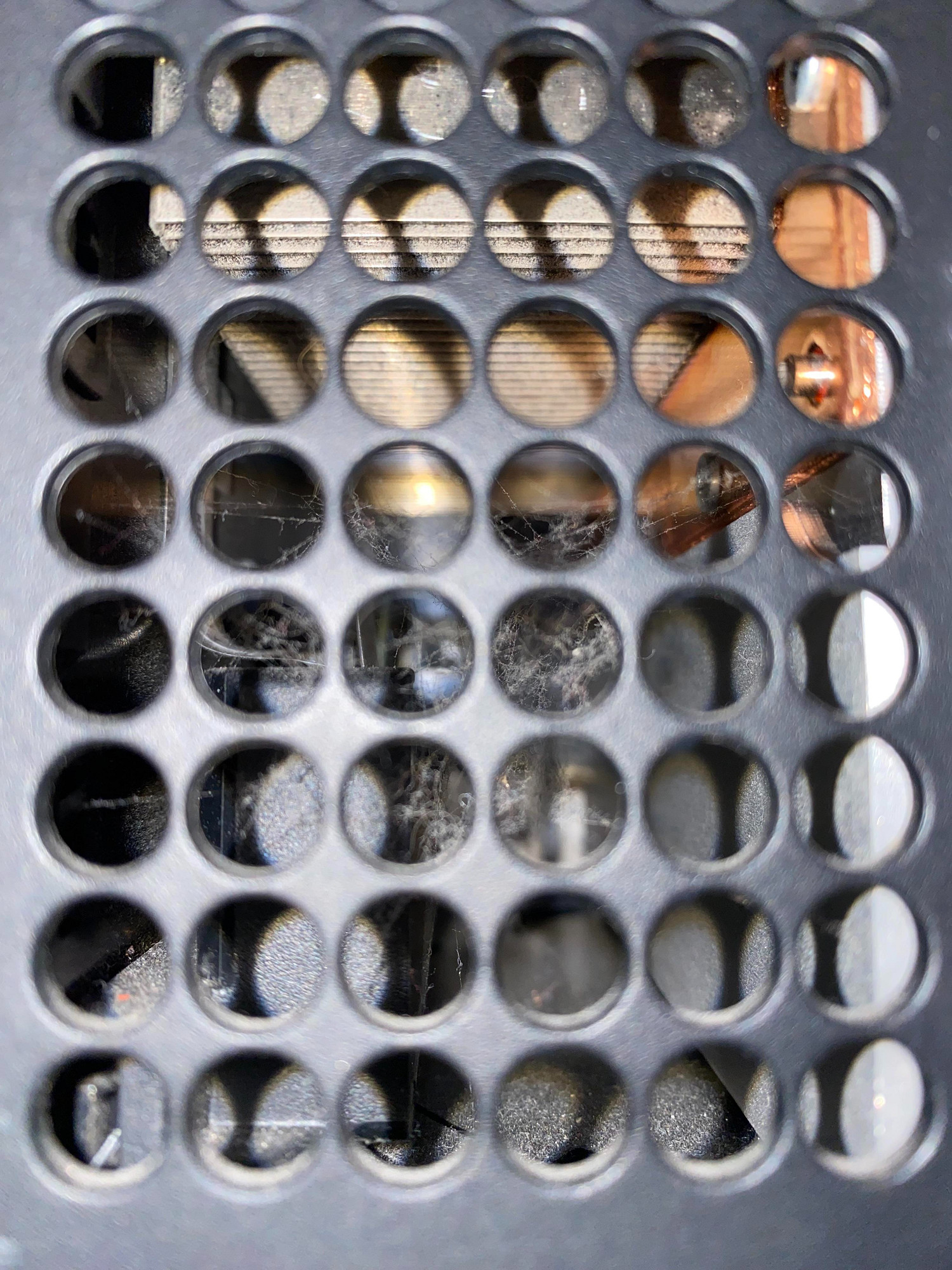 玩家Xbox Series X吃灰塵封太久!被蜘蛛織網當成家 玩家Xbox Series X吃灰塵封太久!被蜘蛛織網當成家