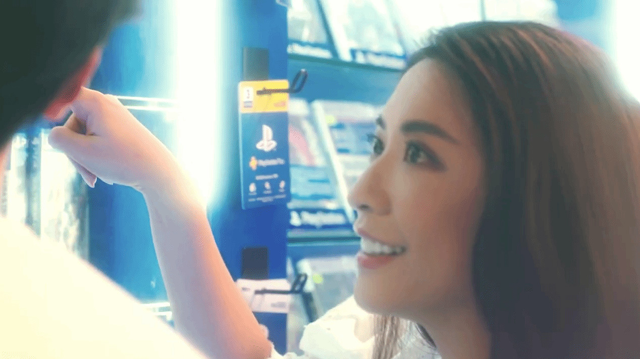 PS5港行曝假日劇場廣告 甜美小姐姐給男友買主機？