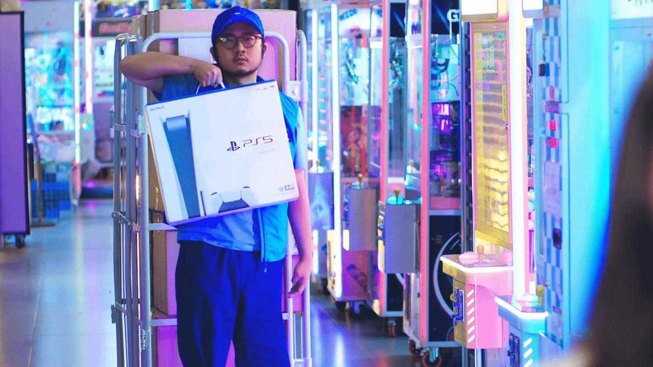 PS5港行曝假日劇場廣告 甜美小姐姐給男友買主機？