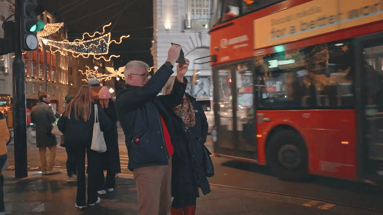 《木衛四協議》3D街頭廣告 怪物越屏而出，路人嚇尿