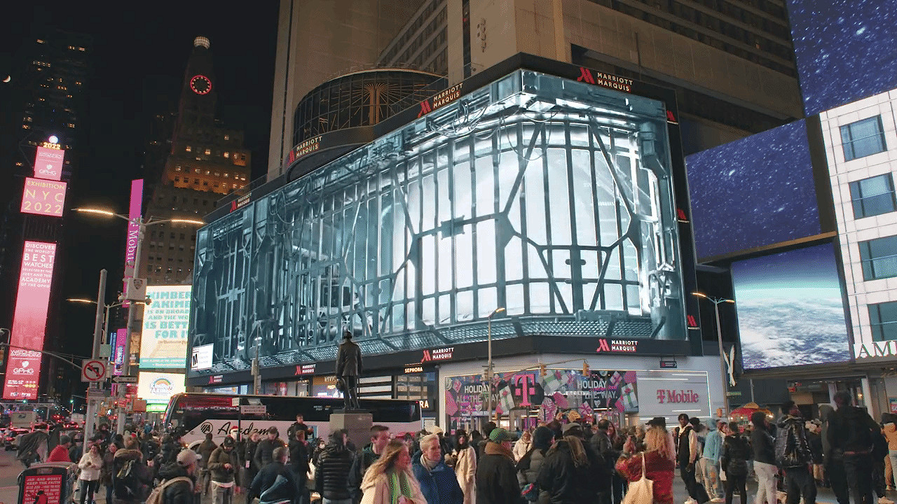 《木衛四協議》3D街頭廣告 怪物越屏而出，路人嚇尿