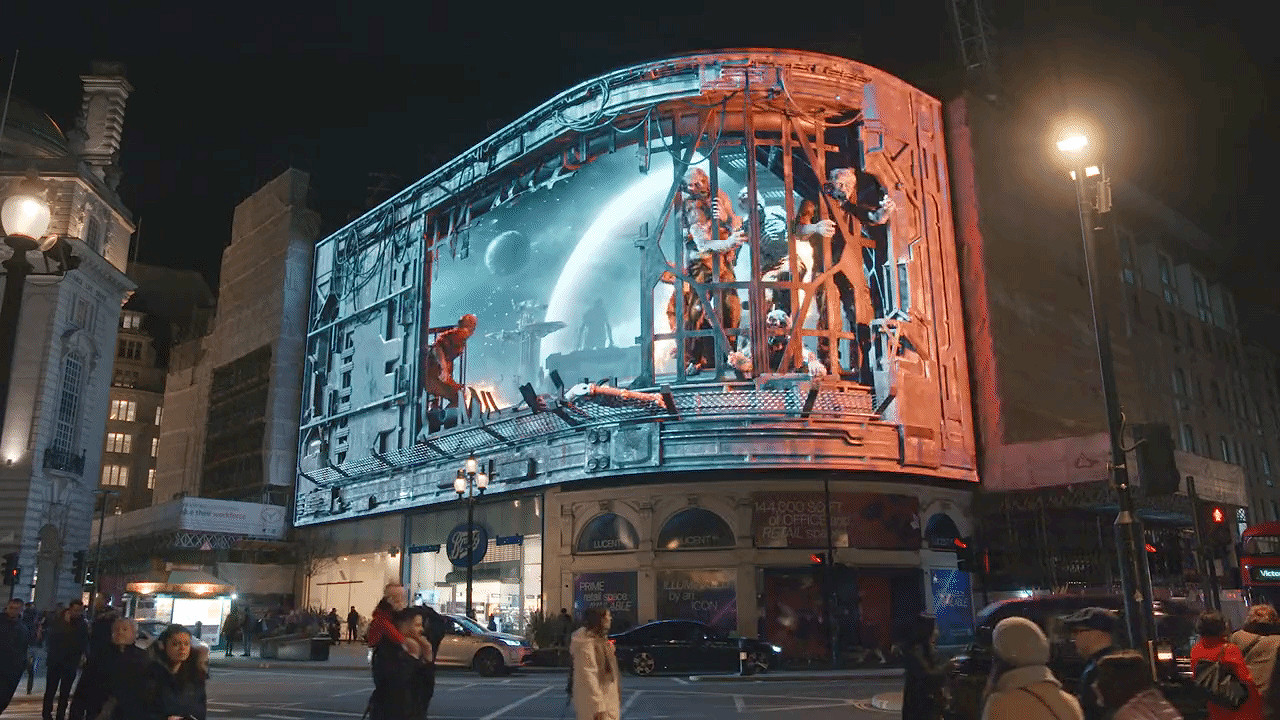 《木衛四協議》3D街頭廣告 怪物越屏而出，路人嚇尿