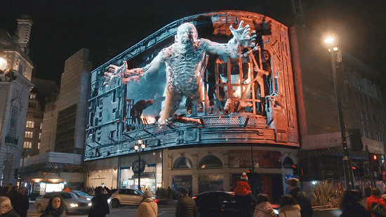 《木衛四協議》3D街頭廣告 怪物越屏而出，路人嚇尿