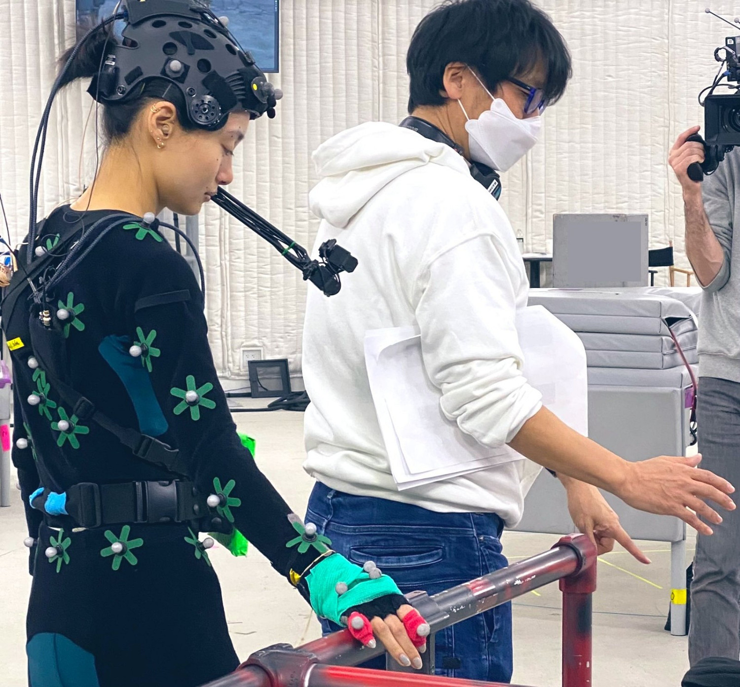 小島秀夫連發推特 展示與忽那汐裡合影畫面