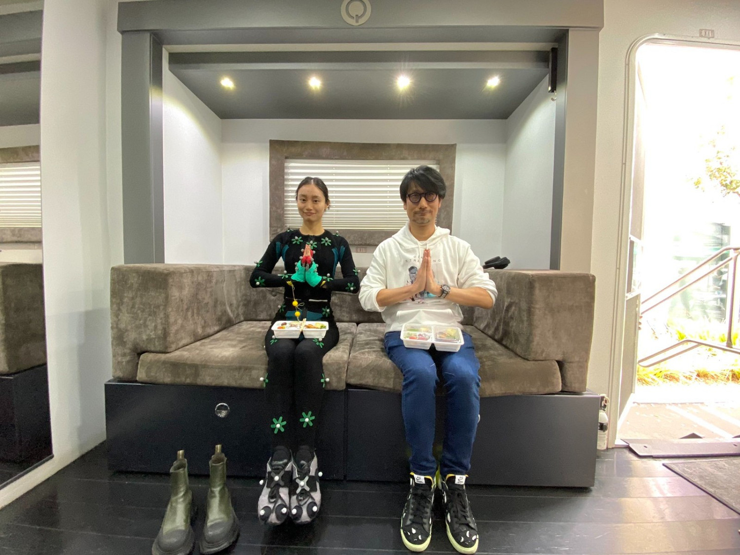 小島秀夫連發推特 展示與忽那汐裡合影畫面