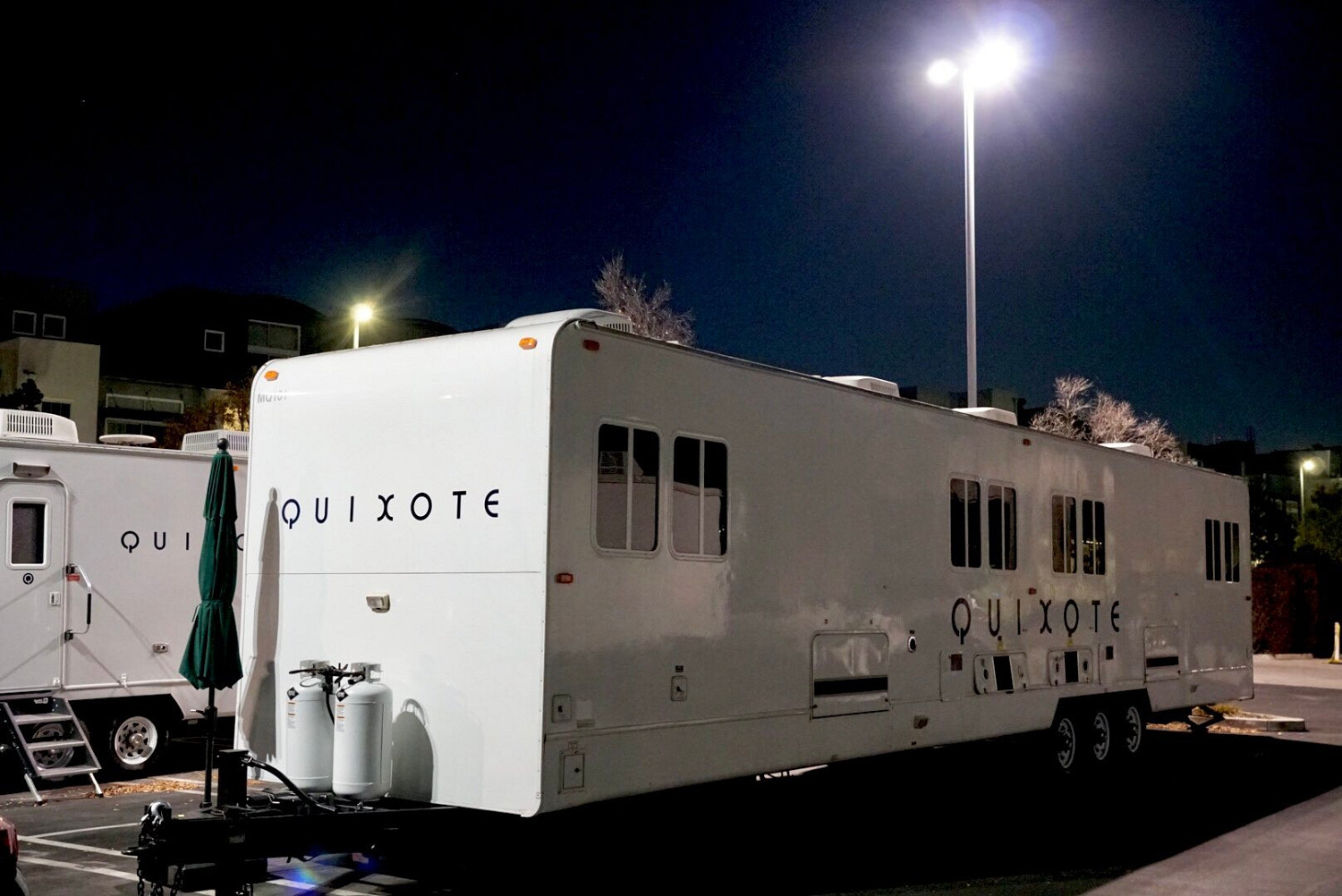 小島秀夫曬與老版《戰神》奎爺合照：分享雕像細節！