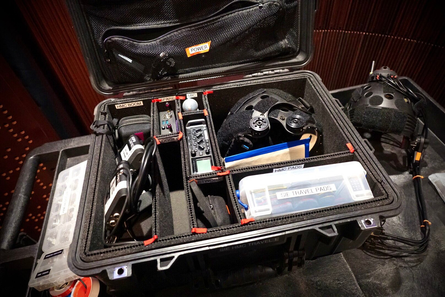 小島秀夫曬與老版《戰神》奎爺合照：分享雕像細節！