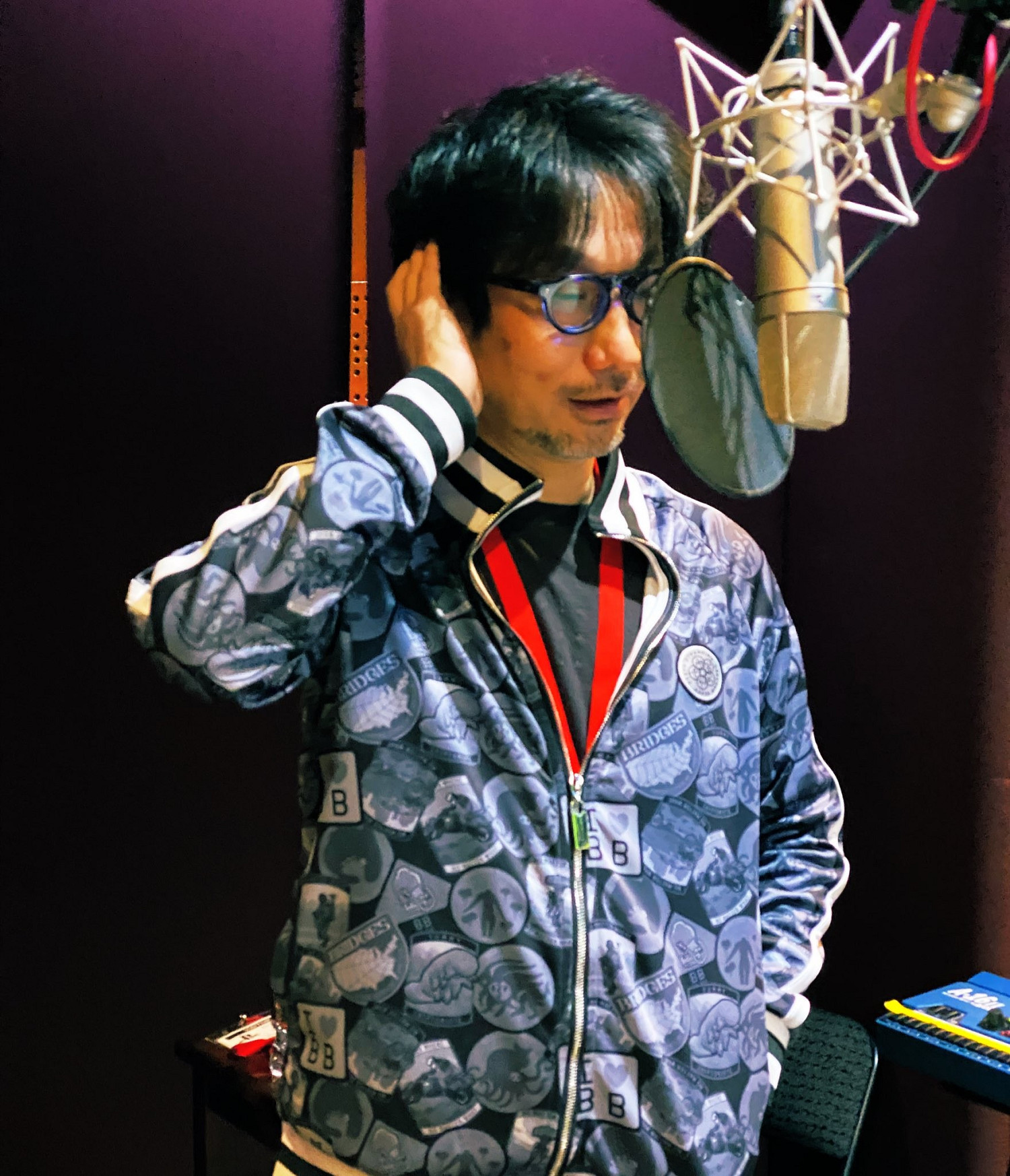 小島秀夫曬與老版《戰神》奎爺合照：分享雕像細節！