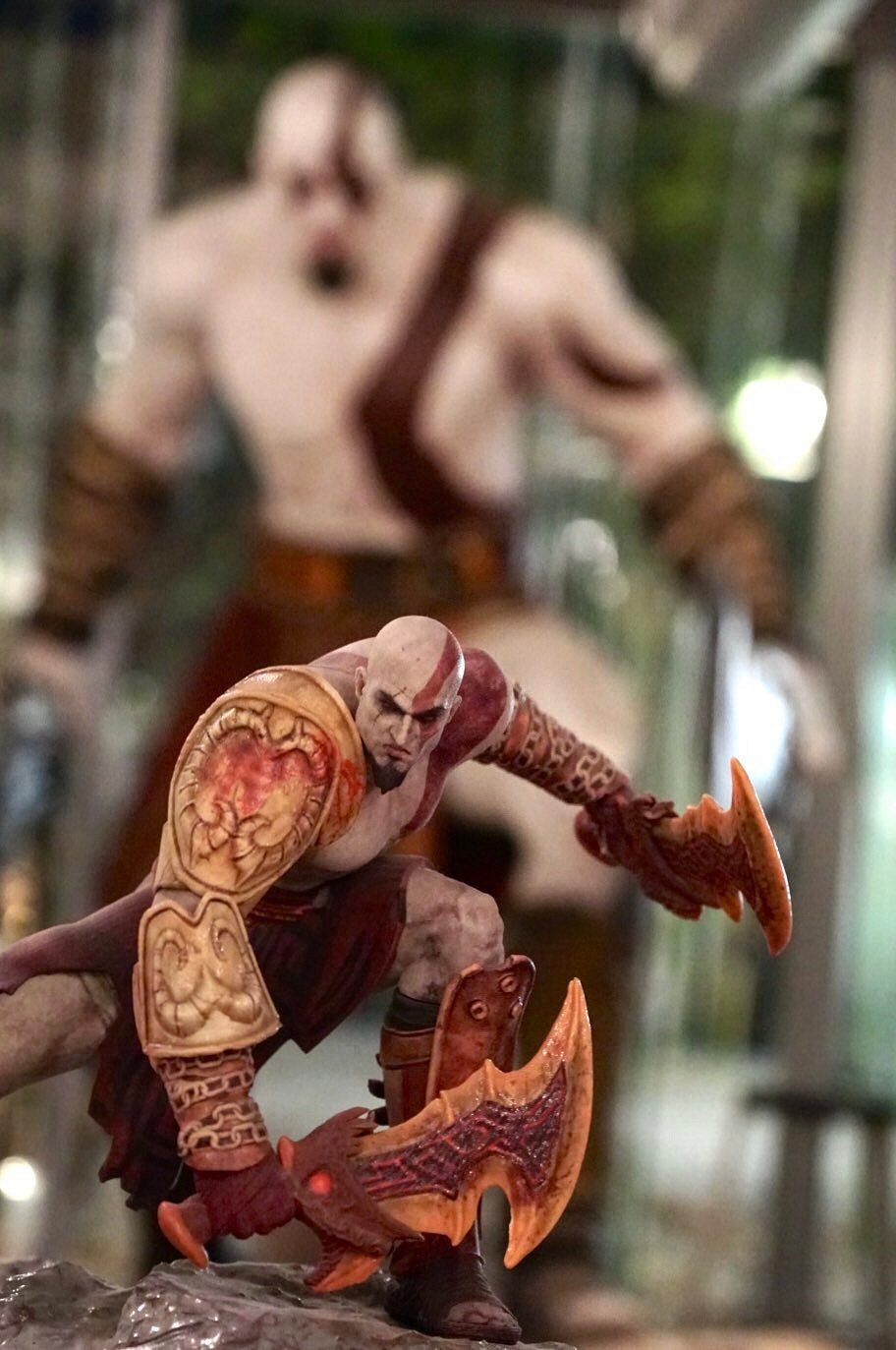 小島秀夫曬與老版《戰神》奎爺合照：分享雕像細節！