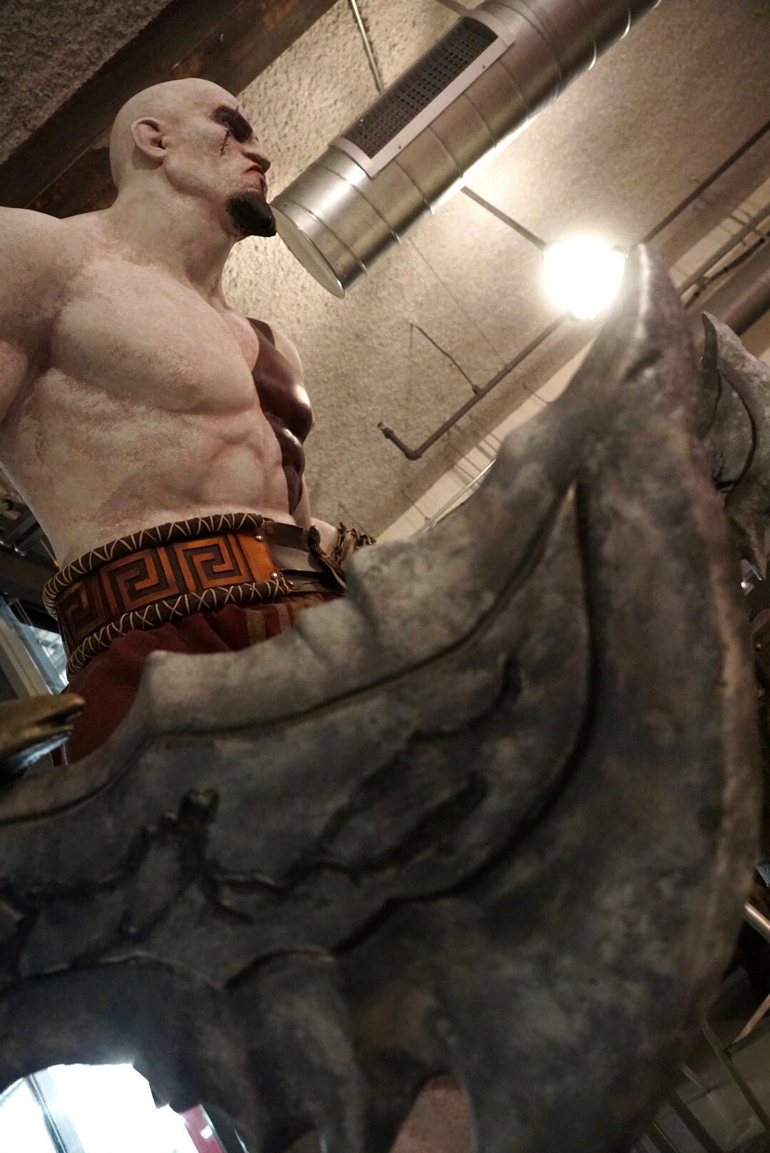 小島秀夫曬與老版《戰神》奎爺合照：分享雕像細節！