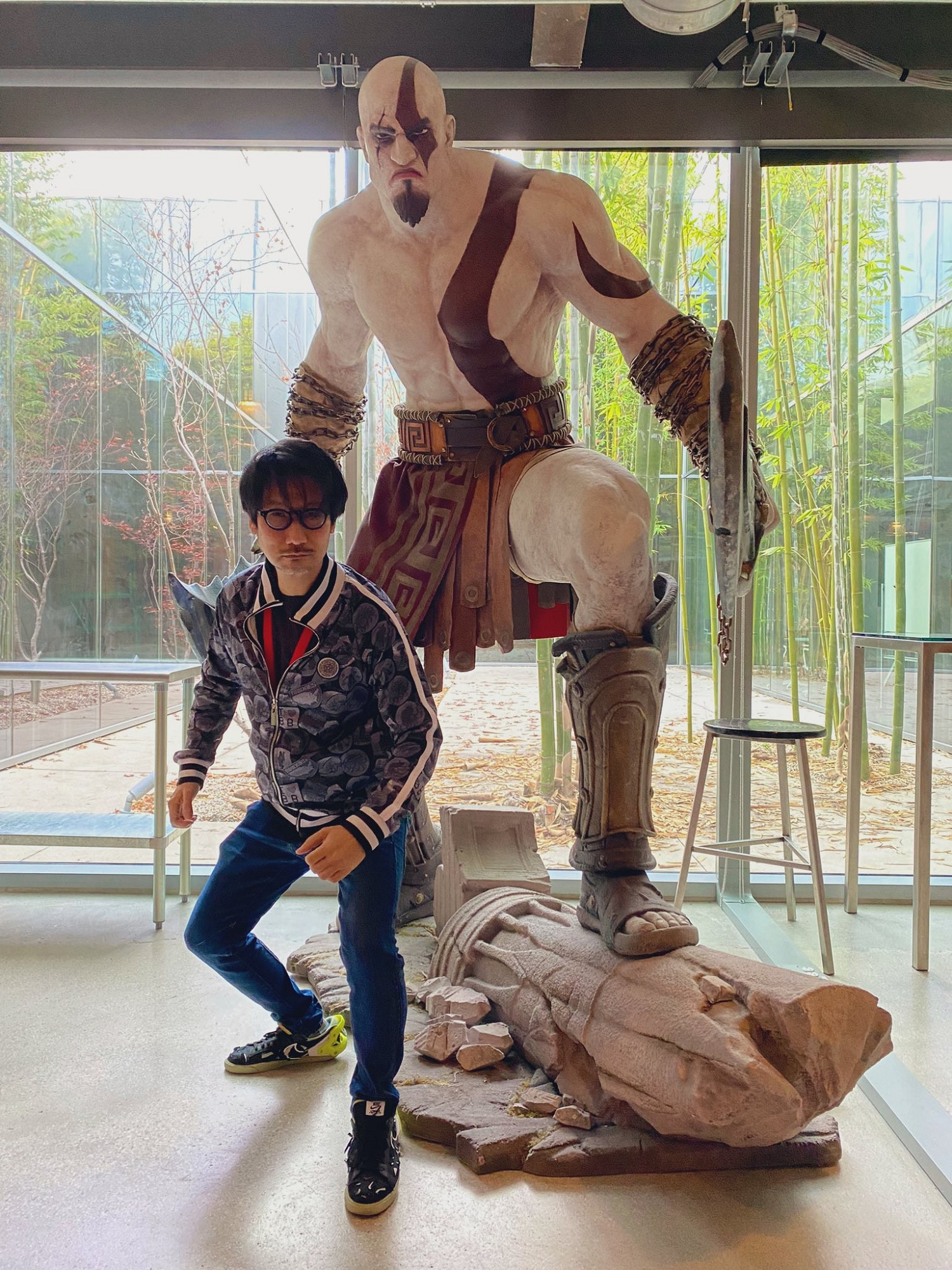 小島秀夫曬與老版《戰神》奎爺合照：分享雕像細節！