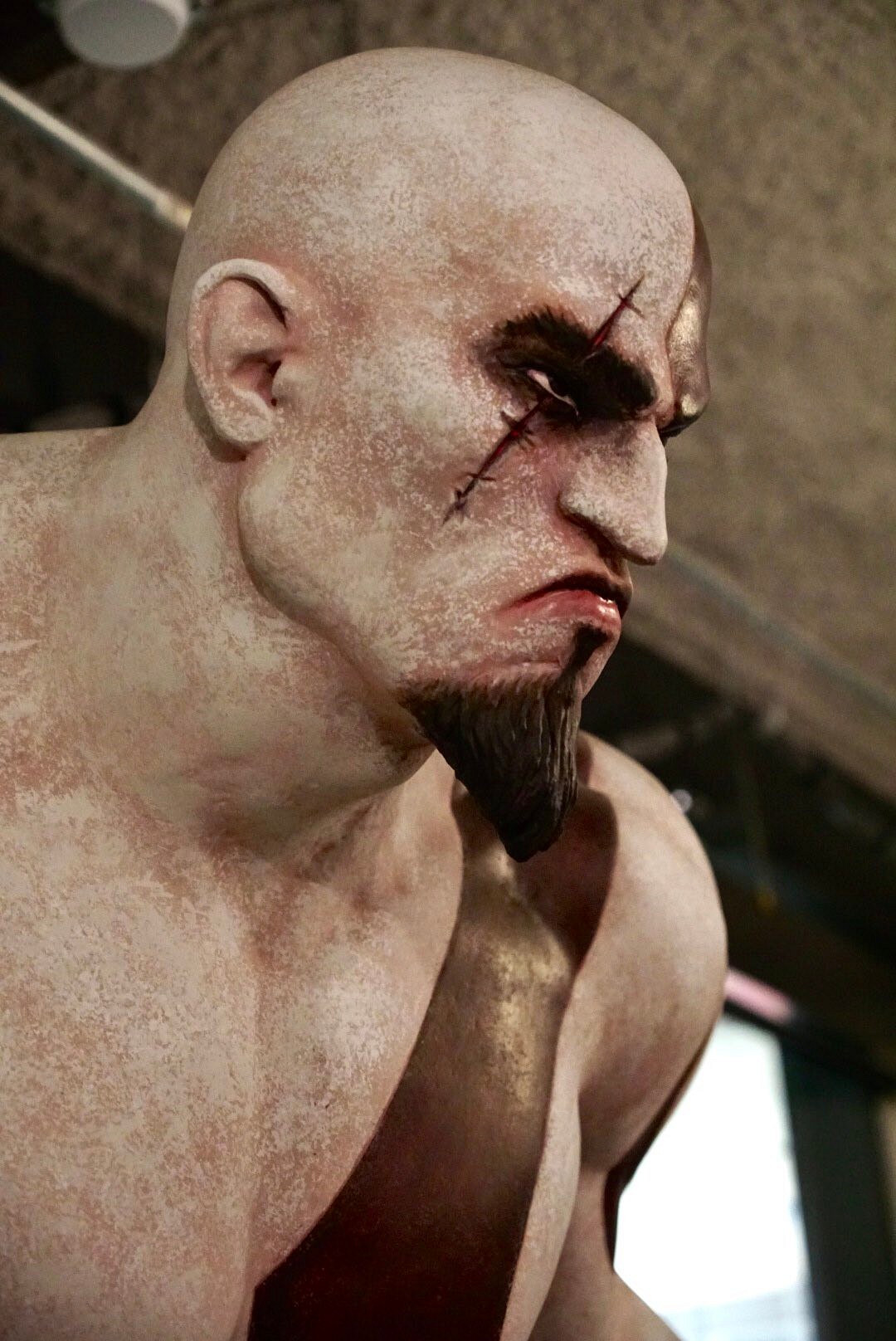 小島秀夫曬與老版《戰神》奎爺合照：分享雕像細節！