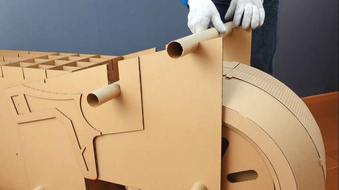 日本手工達人用硬紙板製作《FF7》克勞的摩托! 日本手工達人用硬紙板製作《FF7》克勞的摩托!