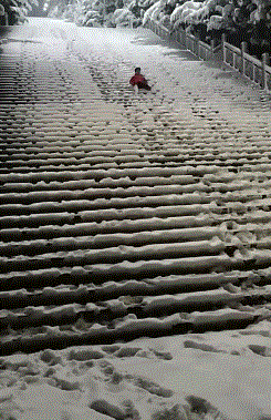 拿啤酒打窩能打到個老爺們 動圖 布娃娃的屁股還挺澀 拿啤酒打窩能打到個老爺們 動圖 布娃娃的屁股還挺澀