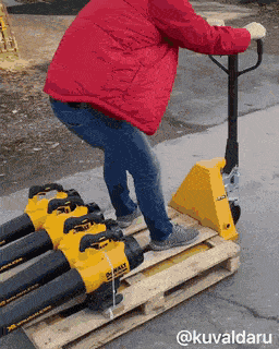 拿啤酒打窩能打到個老爺們 動圖 布娃娃的屁股還挺澀 拿啤酒打窩能打到個老爺們 動圖 布娃娃的屁股還挺澀