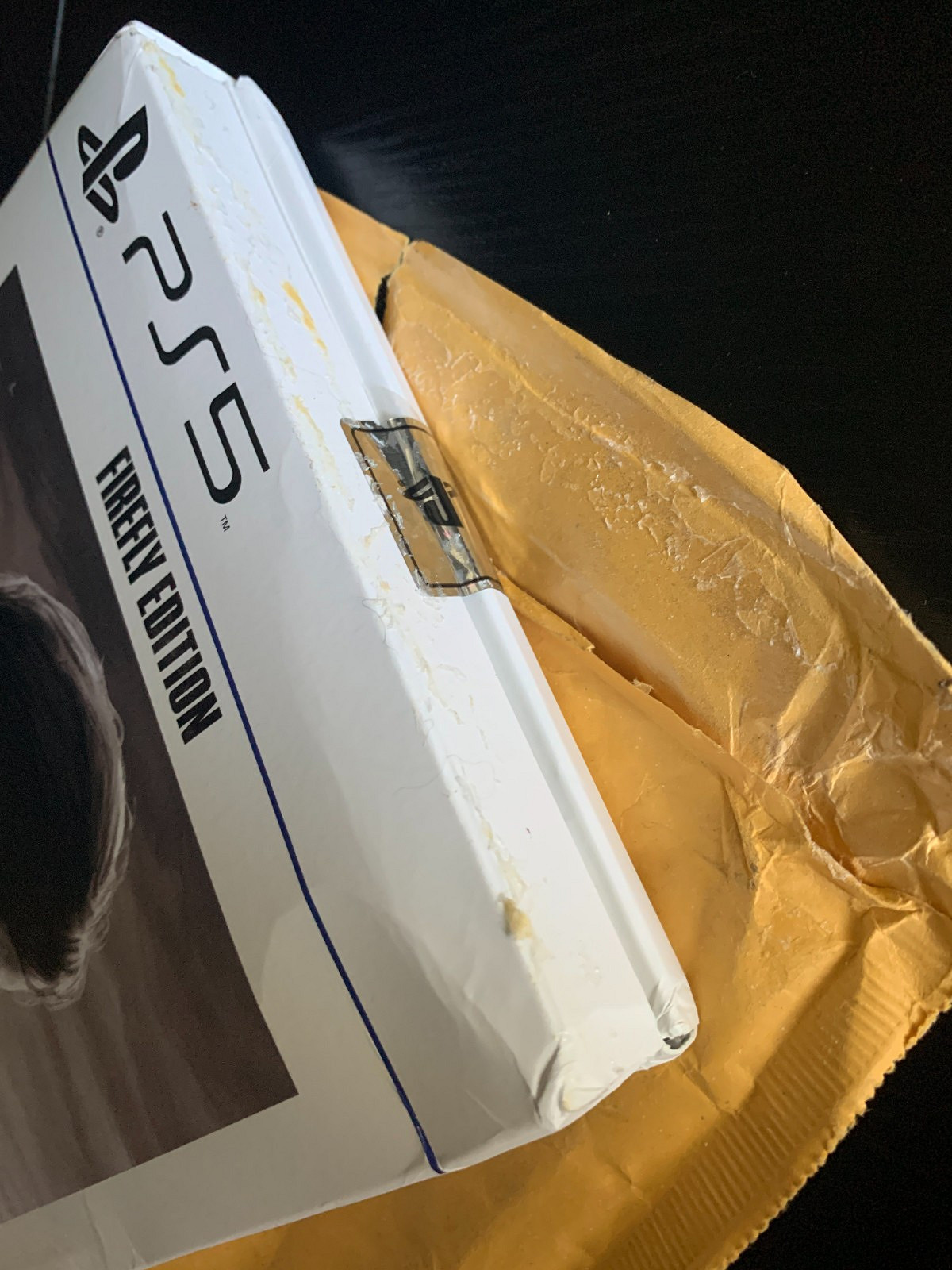 打包敷衍了事 多位玩家收到《最後的生還者：重製版》螢火蟲版後發現包裝破損