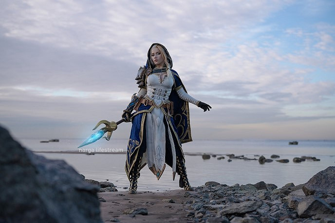 俄妹COS《魔獸》海邊版吉安娜：深V戰衣高品質還原！