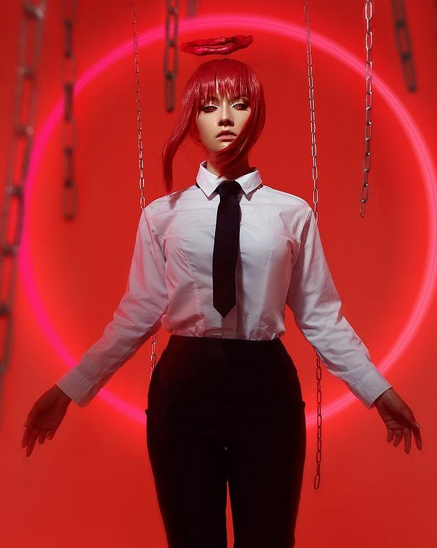 俄妹COS《魔獸》海邊版吉安娜：深V戰衣高品質還原！