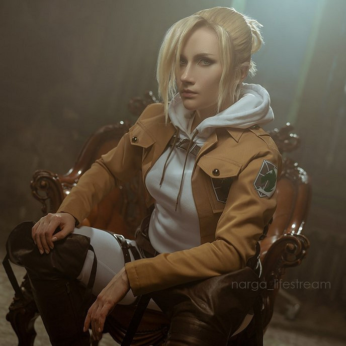 俄妹COS《魔獸》海邊版吉安娜：深V戰衣高品質還原！