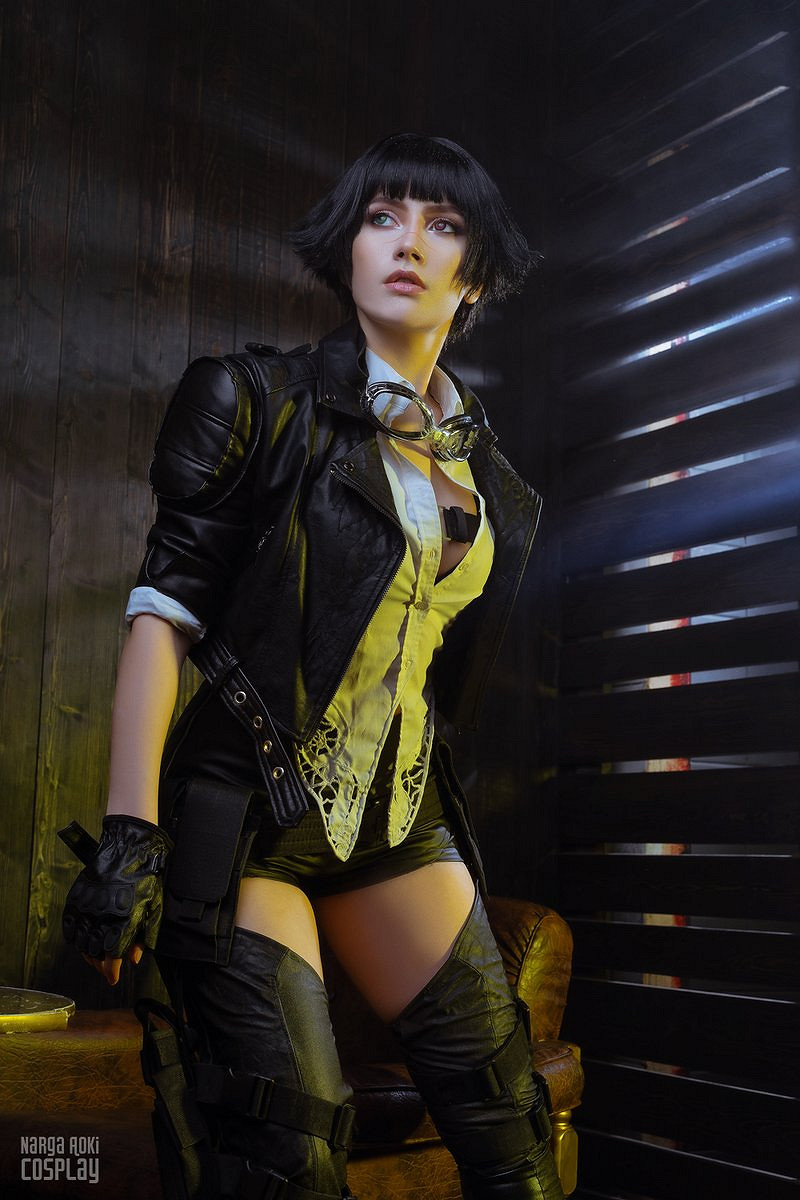 俄妹COS《魔獸》海邊版吉安娜：深V戰衣高品質還原！