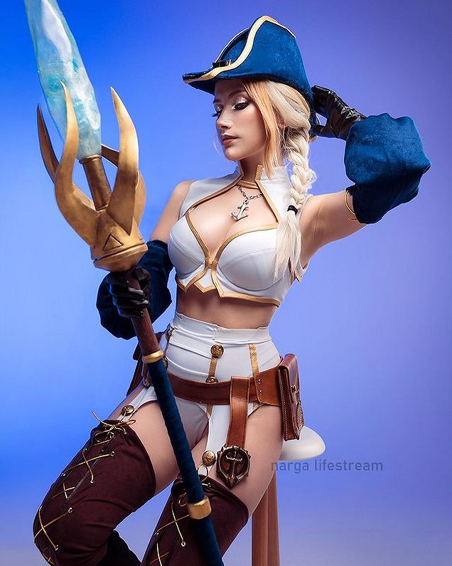 俄妹COS《魔獸》海邊版吉安娜：深V戰衣高品質還原！