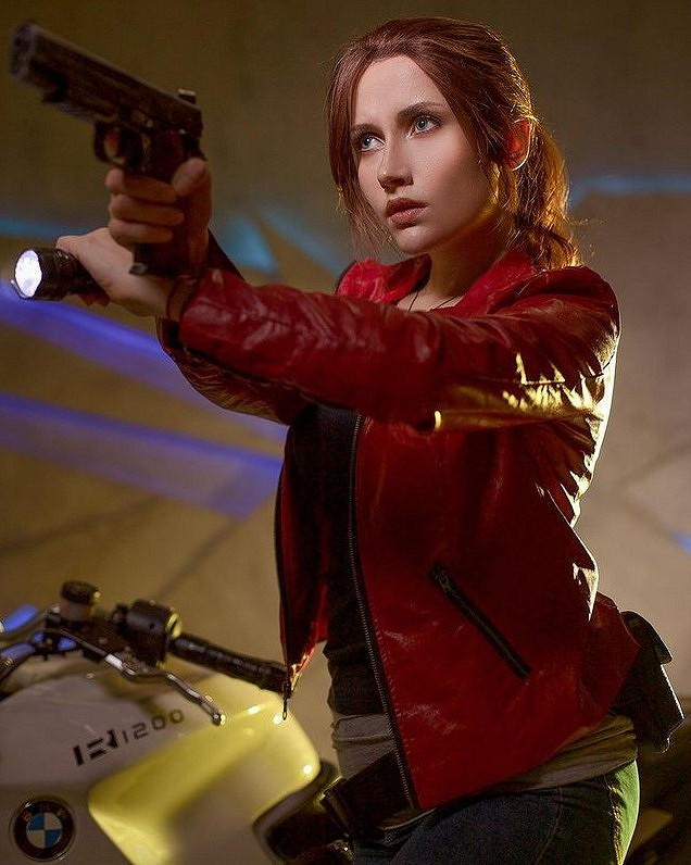 俄妹COS《魔獸》海邊版吉安娜：深V戰衣高品質還原！